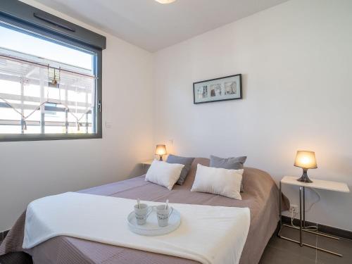 une chambre avec deux lits et une fenêtre dans l'établissement Apartment Le Golf Clair-15 by Interhome, à Saint-Cyprien
