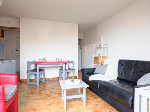 un salon avec un canapé et une table dans l'établissement Apartment Les Capitelles-9 by Interhome, à Saint Cyprien Plage