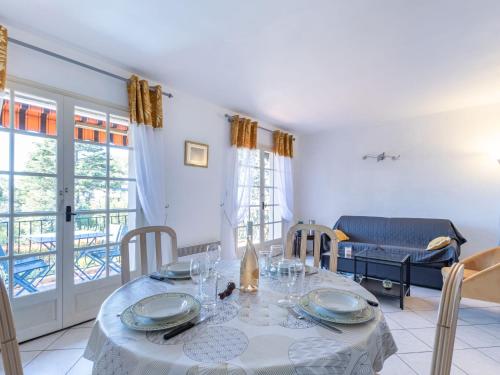 une salle à manger avec une table et un canapé dans l'établissement Apartment Beau Rivage by Interhome, à Carqueiranne