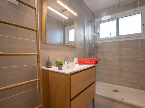 une salle de bain avec un lavabo et une douche dans l'établissement Holiday Home Les Villas de l'Aygual-4 by Interhome, à Saint Cyprien Plage