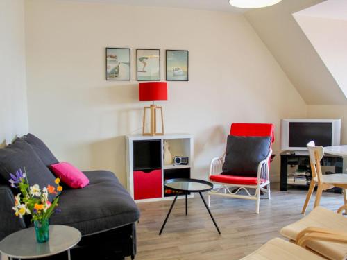 un salon avec un canapé et des chaises dans l'établissement Apartment Les Jardins du Yacht Club by Interhome, à Deauville