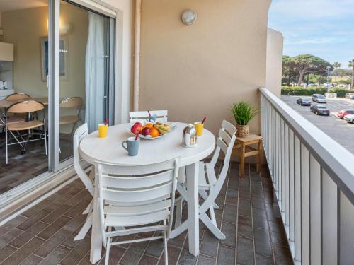 - une table sur un balcon avec un bol de fruits dans l'établissement Studio Port de La Gavine-17 by Interhome, à Hyères