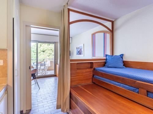 une petite chambre avec un lit et une fenêtre dans l'établissement Studio Port de La Gavine-17 by Interhome, à Hyères