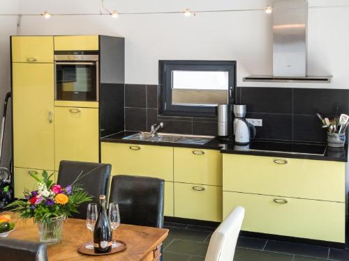 Una cocina o kitchenette en Apartment Falkenhorst by Interhome