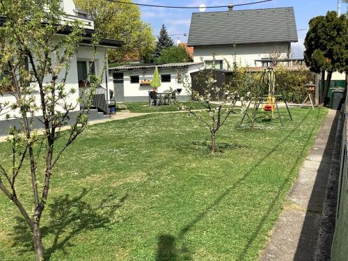 un patio con parque infantil en una casa en Holiday Home Leopoldau by Interhome en Viena