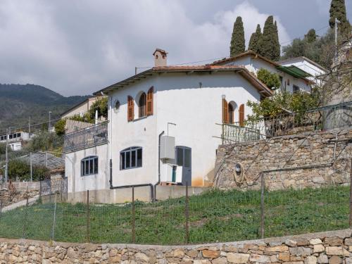 una casa en una colina detrás de una valla en Villa Casetta in collina by Interhome, en San Remo