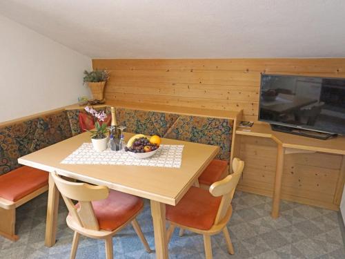 un comedor con una mesa con un bol de fruta en Apartment Alpenhof-3 by Interhome, en Kappl