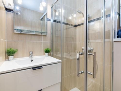 une salle de bain avec douche et lavabo dans l'établissement Apartment La Nuit de Mai-5 by Interhome, à Saint-Aygulf