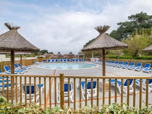 ein Resortpool mit Stühlen und Sonnenschirmen sowie einem Pool in der Unterkunft Apartment Domaine Iratzia by Interhome in Saint-Jean-de-Luz