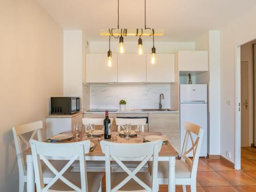 une cuisine et une salle à manger avec une table et des chaises dans l'établissement Apartment Domaine Iratzia by Interhome, à Saint-Jean-de-Luz
