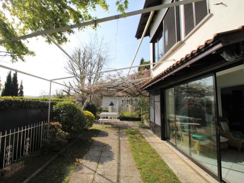 eine Glaserweiterung zu einem Haus mit einer Terrasse in der Unterkunft Holiday Home Pietro by Interhome in Stresa