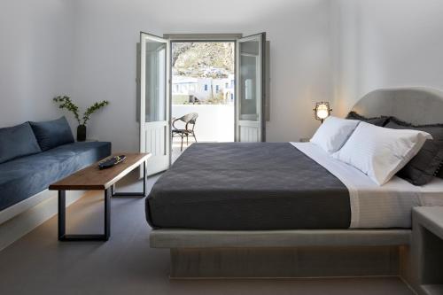 Uma cama ou camas num quarto em Mountain and Sea Suites