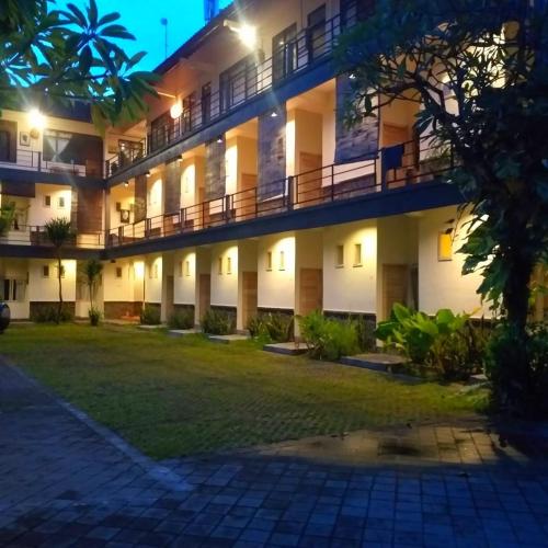 una vista exterior de un edificio por la noche en Urbanview Hotel Wayan Mansion, en Denpasar