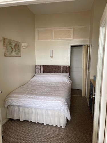 ein Schlafzimmer mit einem weißen Bett in einem Zimmer in der Unterkunft Redcliffe Apartments Flat 7A in Swansea