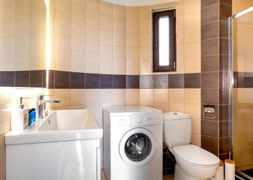 W łazience znajduje się pralka i umywalka. w obiekcie Memi Beach front Villa w mieście Kiotari