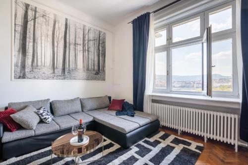 uma sala de estar com um sofá e uma mesa em BpR Stollár Apartment, Danube View em Budapeste