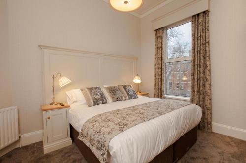 Un dormitorio con una cama grande y una ventana en Gregory by the Warren Collection, en Belfast