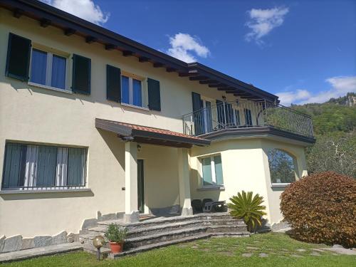 Casa Olive 2 في Oliveto Lario: منزل فوقه شرفة
