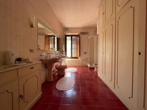 een grote badkamer met 2 wastafels en een toilet bij CASA LA TORRE un castello alle porte di Firenze in Florence