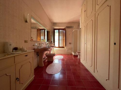 Kuchyňa alebo kuchynka v ubytovaní CASA LA TORRE un castello alle porte di Firenze