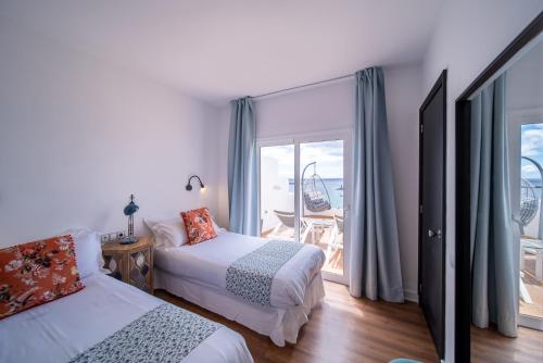 Een bed of bedden in een kamer bij Apartamentos Islamar Arrecife