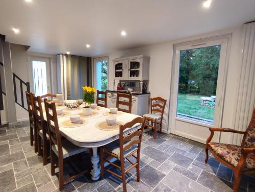 une cuisine et une salle à manger avec une table et des chaises dans l'établissement La tour de Plumont, à Dole