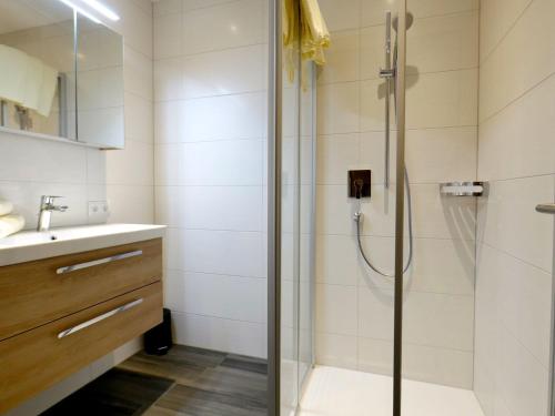 un baño con ducha y lavabo en Top holiday flat in Fügen near the ski area, en Fügen