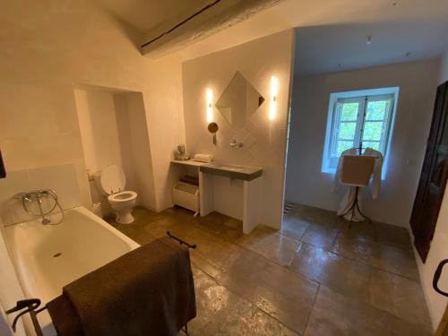 une salle de bain avec une baignoire, des toilettes et un lavabo dans l'établissement Villa Verde Suite familiale100M2, 2 chambres, terrasse privative Possibilité table d'hôte, à Boisseron