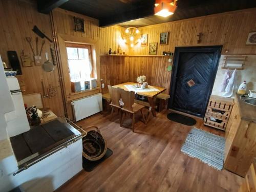 Kuchyň nebo kuchyňský kout v ubytování Ludwikówka pod Luboniem, stu-letni domek w górach