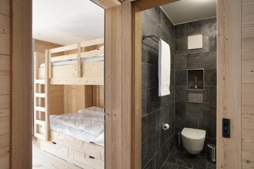 Habitación con baño con litera y aseo. en Polaris 1 005 - LUXE & SKI LIFT apartment 6 pers, en Zinal
