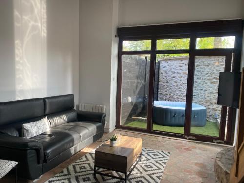Ruang duduk di Studio duplex avec spa et cour privée