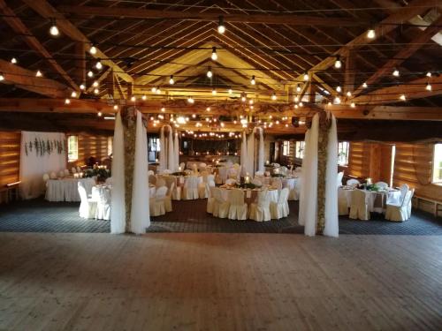 Ein Restaurant oder anderes Speiselokal in der Unterkunft Hotel Paradiso 