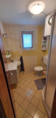 Ванна кімната в Vineyard Holidays Cottage with Jacuzzi