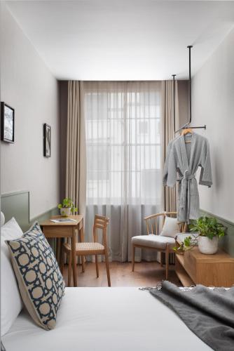  Inhabit, Queen's Gardens -  Chambre  photo :   Tea/Coffee maker    Shower    Safety deposit box                           