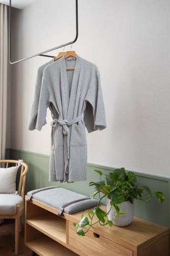  Inhabit, Queen's Gardens -  Chambre  photo :   Tea/Coffee maker    Shower    Safety deposit box                           