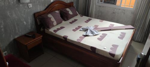Кровать или кровати в номере HOTEL-LE-PARISIEN