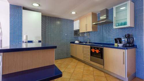 2BDR W AC -2min from beach- by LovelyStay