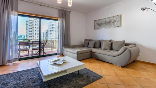 2BDR W AC -2min from beach- by LovelyStay