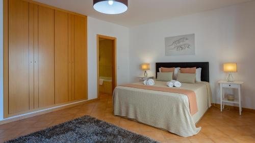 2BDR W AC -2min from beach- by LovelyStay