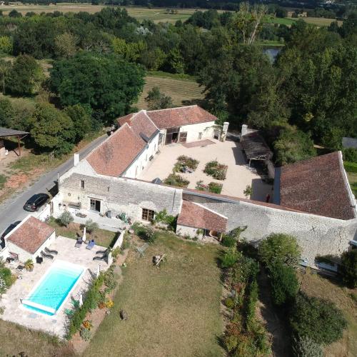 uma vista aérea de uma casa com piscina em Ferme du bois de Veude em Anché