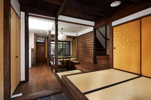 un pasillo de una casa con una puerta y una mesa en Tachibana an by YADORU KYOTO HANARE en Kioto