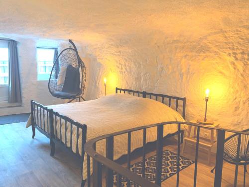 um quarto com uma cama num quarto em Le Laurier em Vouvray