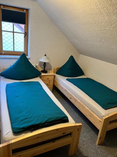 Postel nebo postele na pokoji v ubytování Gasthof & Pension "Schwarzer Adler"