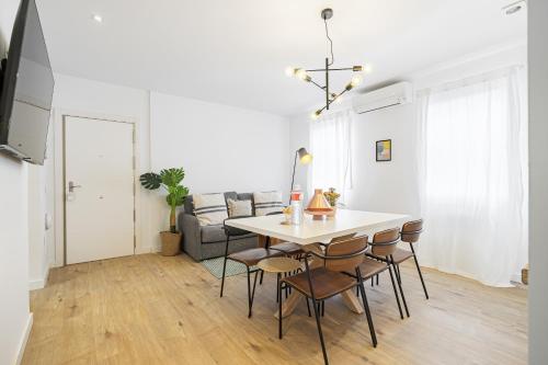cocina y sala de estar con mesa y sillas en Vallecano Apartments by Olala Homes, en Madrid