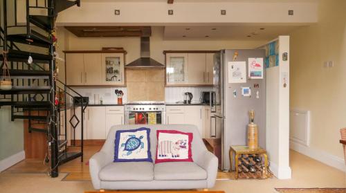 sala de estar con sofá y cocina en Ebrington Street View, en Plymouth