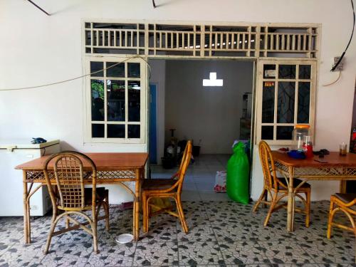 Ресторан / где поесть в Ombai Guest House 27 Syariah Mitra RedDoorz