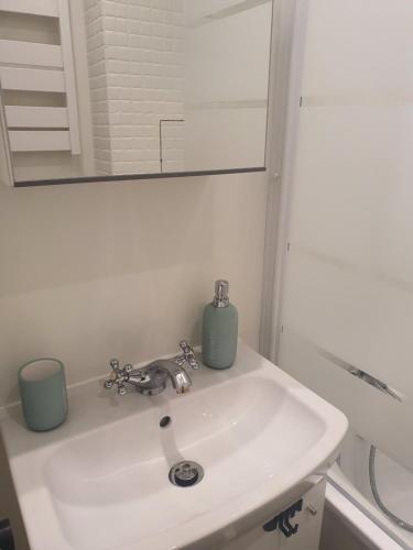 een badkamer met een wastafel en een spiegel bij Côté Ré in Saint-Martin-de-Ré