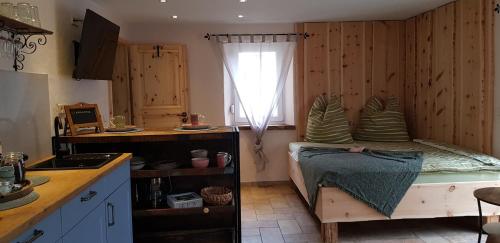 cocina con cama en una habitación con ventana en Casa No7- piano terra en Naumburg (Saale)