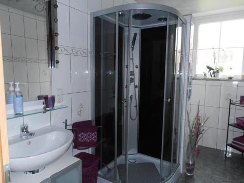 Een badkamer bij Schöne Moderne Wohnung
