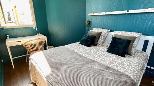 une chambre avec un lit, une table et une fenêtre dans l'établissement Le Vichy Centre, spacieux et cosy T2 avec vue, au calme, à Vichy